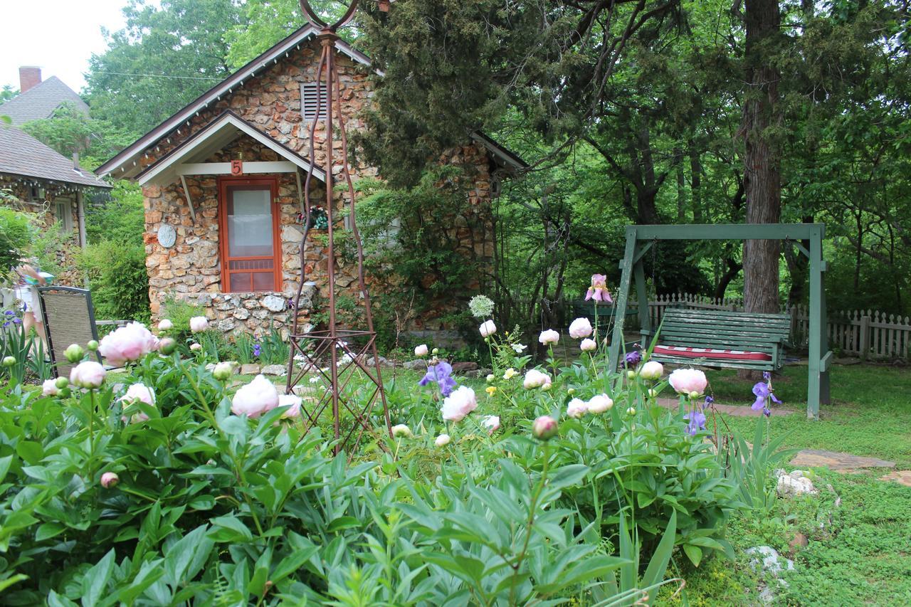 Rock Gardens Bed & Breakfast 3*